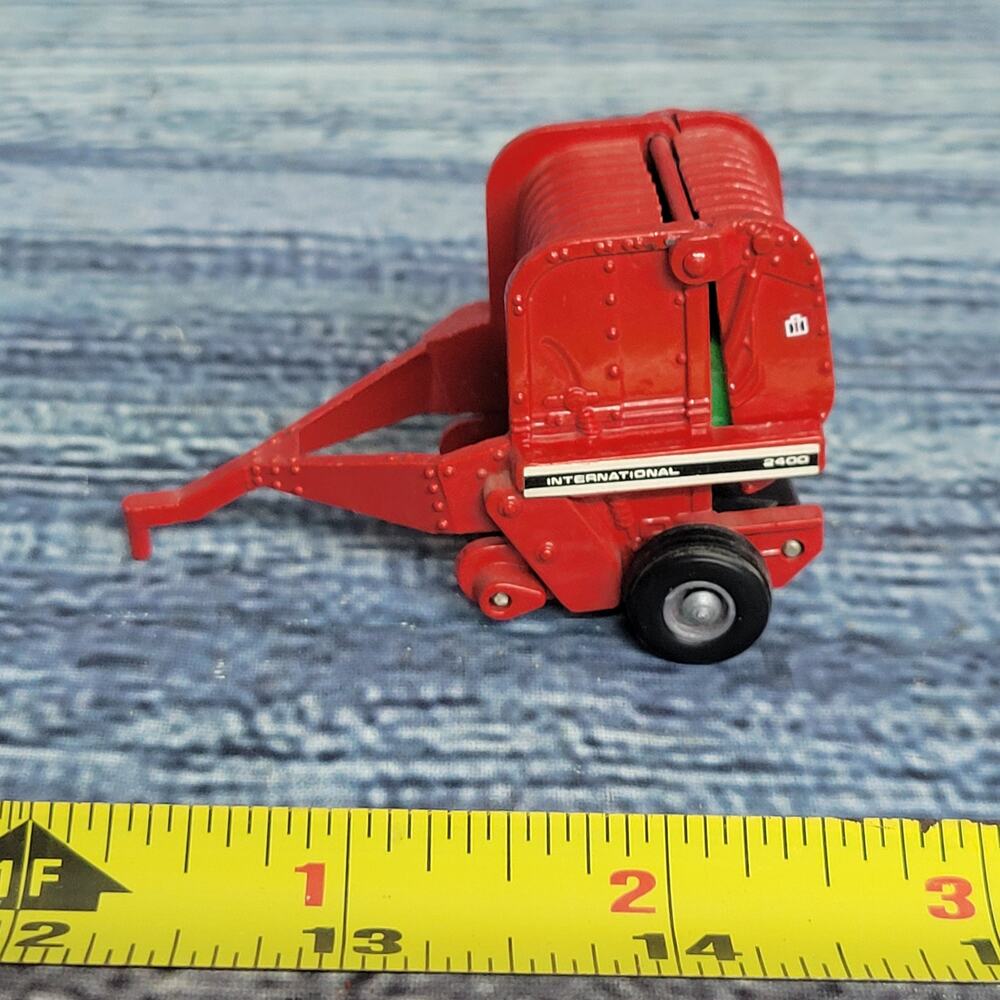 Vtg Ertl 1/64 scale International Harvester 2400 die-cast round baler w/bale red